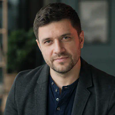 Портрет Ильи Темченко для проекта автострахования, квадратное изображение 400 px на 400 px, спокойный фон офисной среды